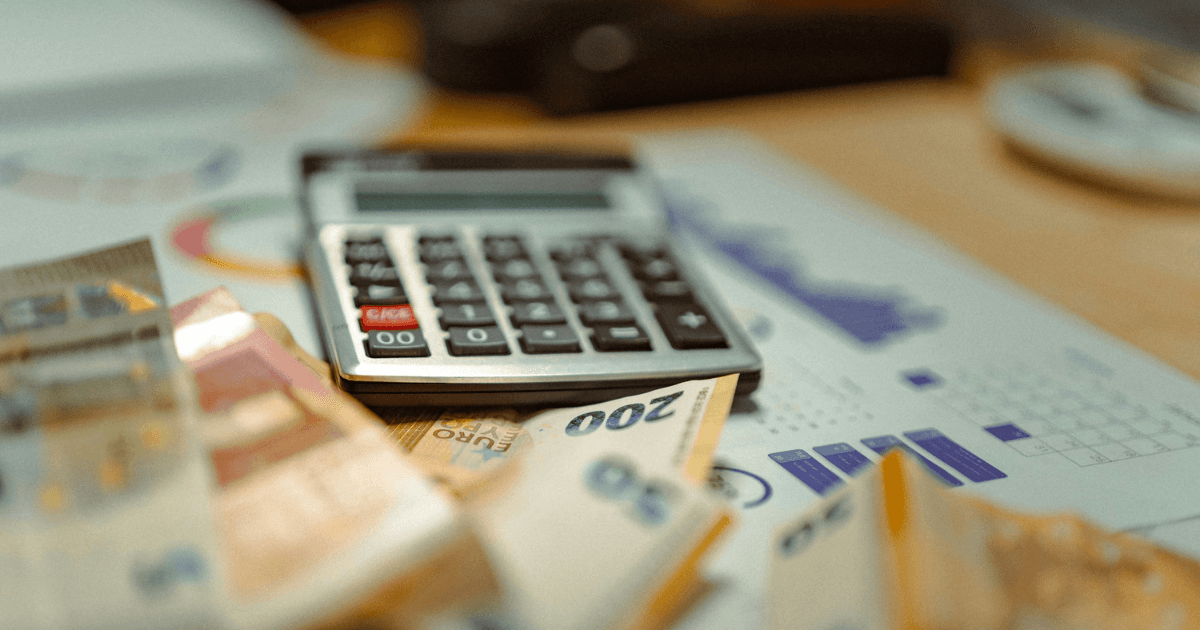 Pessoa surpresa revisando extrato bancário com pequenos gastos acumulados